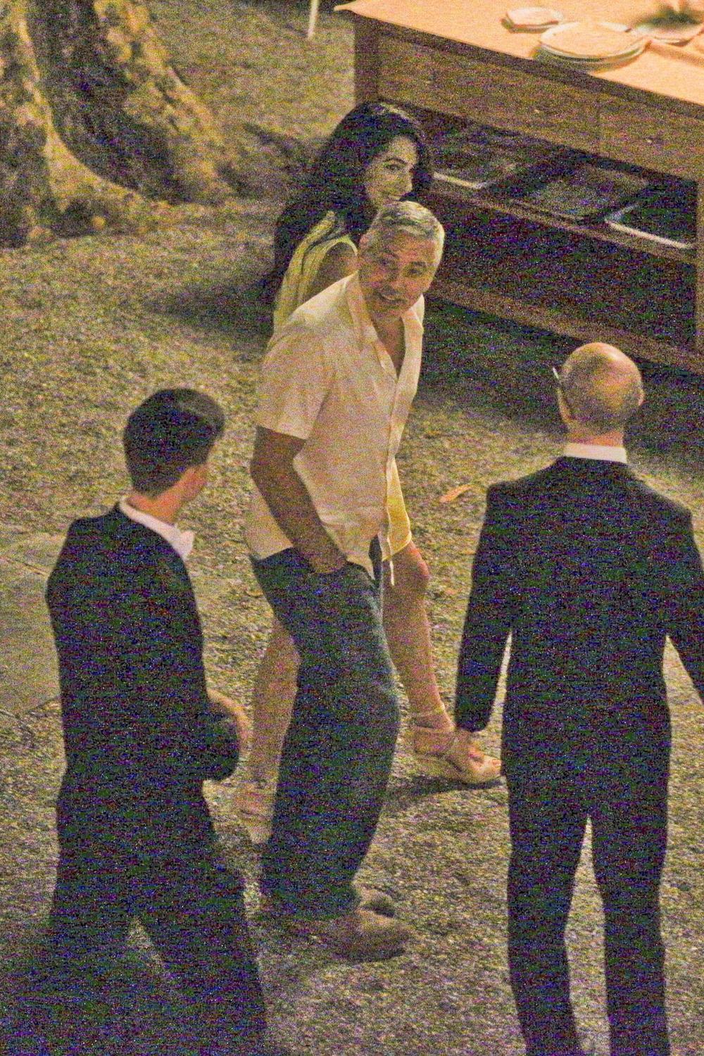 <p><strong>Amal </strong>i <strong>Džordž Kluni</strong> u najdivnijoj ulozi u životu odmaraju sa bebicama na jezeru Komo u Italiji. Paparaci su ih nasmejane pred romantičnu večeru "uhlatili" pošto su stigli u Villa d'Este Cernobbio, držeći se za ruke, zaljubljeniji nego ikada jedno u drugo...</p>