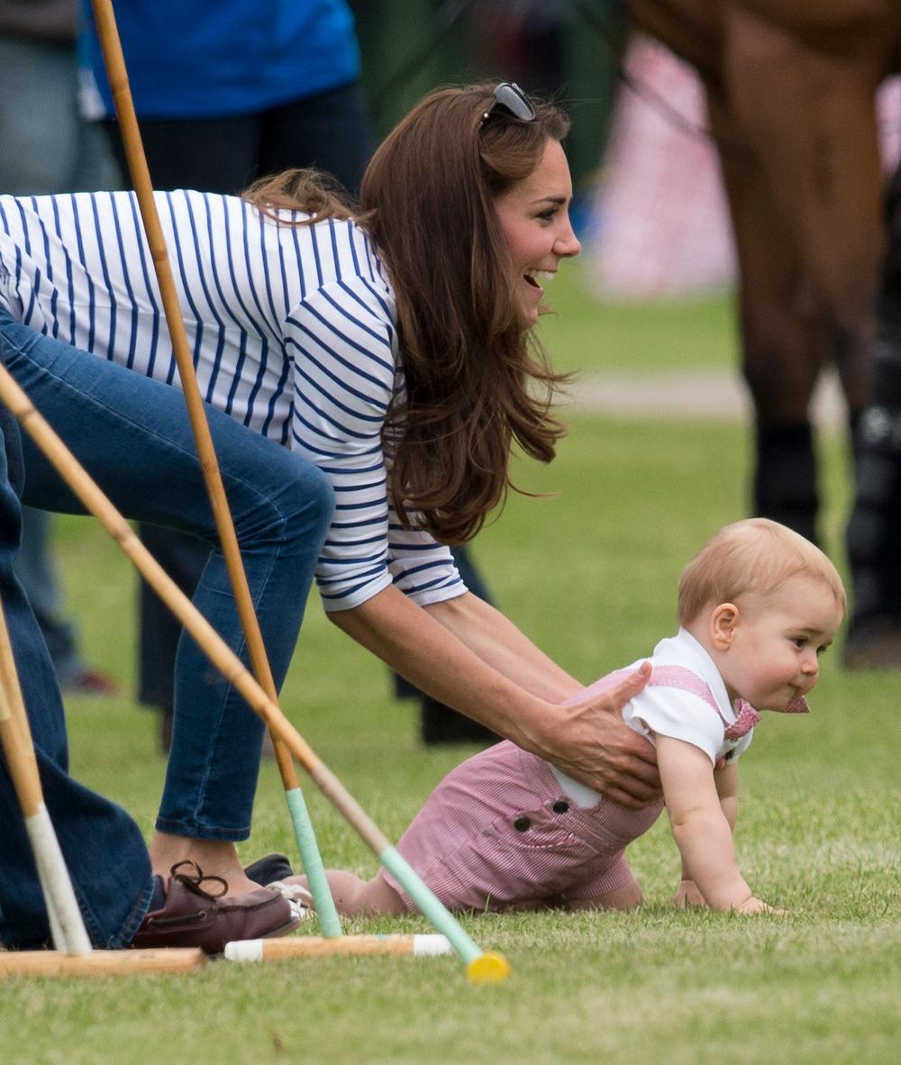<p>Princ Džordž i princeza Šarlot s vremena na vreme pridruže se svojim roditeljima u njihovim aktivnostima, a mnogi su primetili da je fascinantno da su tako mala deca uvek mirna i poslušna.</p>