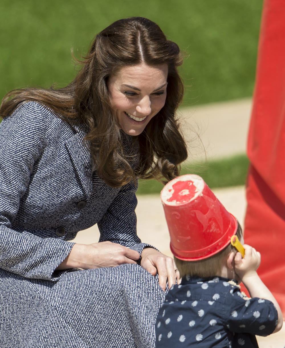 <p>Princ Džordž i princeza Šarlot s vremena na vreme pridruže se svojim roditeljima u njihovim aktivnostima, a mnogi su primetili da je fascinantno da su tako mala deca uvek mirna i poslušna.</p>