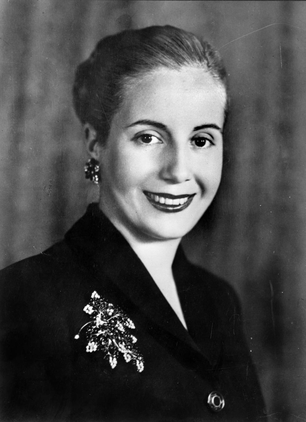 <p>Na današnji dan 1952. godine preminula je očaravajuća Eva Peron, prva supruga predsednika neke zemlje koja je odbijala da stoji u senci i nemo gleda muke <em>malog</em> čoveka, ali i prva koja je izazivala divljenje svojim stilom.</p>