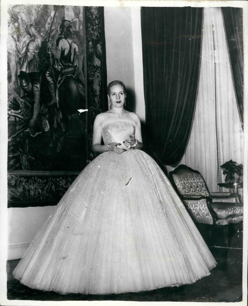 <p>Prva supruga predsednika neke zemlje koja je odbijala da stoji u senci i nemo gleda muke <em>malog</em> čoveka, ali i prva koja je izazivala divljenje svojim stilom bila je Evita Peron.</p>