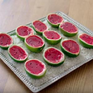 Letnje osveženje koji ćete obožavati: Koktel desert lubenica  sa vašim omiljenim pićem (VIDEO)