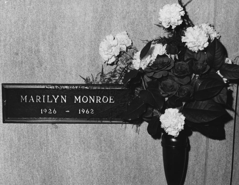 <p>Život <strong>Merilin Monro</strong> će uvek intrigirati ljude, a danas je tačno 96 godina od rođenja slavne glumice koja je preminula pod nerazjašnjenim okolnostima.</p>