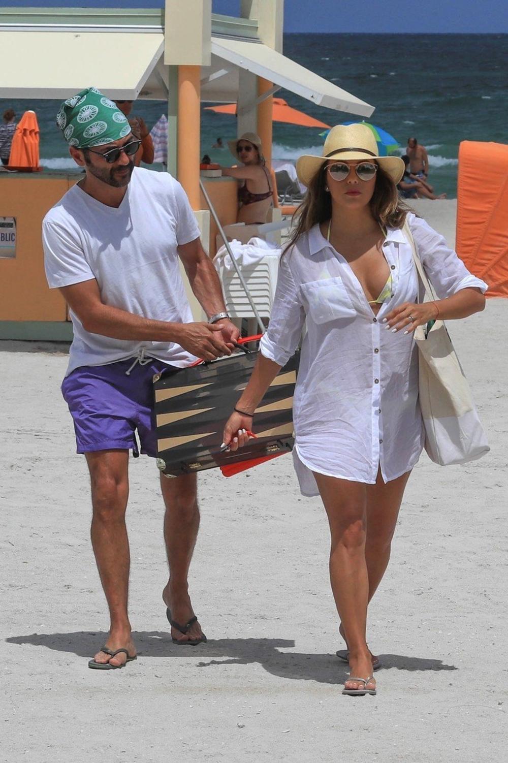<p><em>Eva Longoria trenutno se nalazi na odmoru sa suprugom Hoseom Bastonom u Majamiju. Glumica stara 42 godne uživa u morskim radostima, kupanju i sunčanju na plaži</em></p>