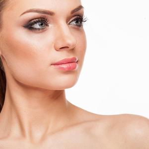 Makeup preobražaj u jednoj minuti: Instant bronzani look u par koraka (FOTO)