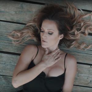 Tijana Bogićević snimila spot za pesmu "Ti imaš pravo"