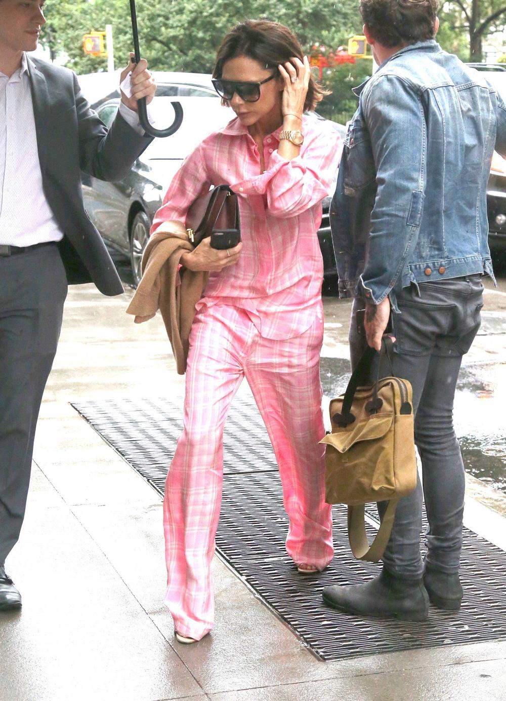 <p>Popularna dizajnerka i nekadašnja pevačica Viktorija Bekam ovih dana ima više razloga za brigu od toga kakav kroj i boju da odabere za svoje nove modne komade...</p>