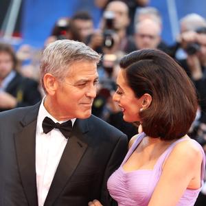 Nije propustila premijeru filma dragog supruga: Amal Kluni poput filmskih diva starog Holivuda lagano koračala crvenim tepihom (FOTO)
