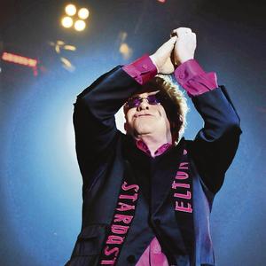 Eltona Džona nemilosrdna Popi drži kao taoca? (FOTO)