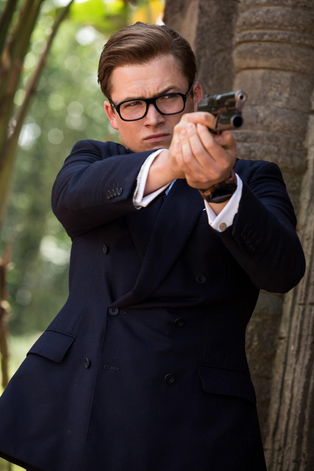 <p>Drugi deo urnebesne akcione komedije o britanskim špijunima "Kingsman: Zlatni krug" stiže u bioskope 21. septembra. <strong>Teron Edžerton </strong>se vraća kao Egzi, mladić koji je u prvom delu filma izabran za novog pripadnika nezavisne, međunarodne obaveštajne agencije Kingsman.</p>
