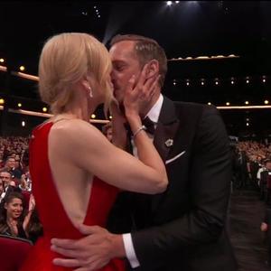 Reakcija njenog supruga je još veći šok: Nikol Kidman strasno poljubila kolegu ne mareći ko ih gleda (VIDEO)