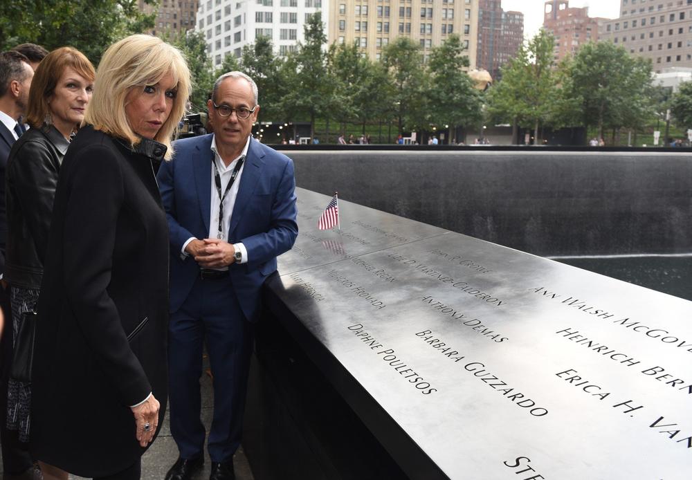 <p>Francuska prva dama Brižit Makron juče je posetila Memorijalni centar 9/11 u Njujorku. Odlučila se za pomalo klasičnu kombinaciju, ali ipak s jednim modernim detaljem</p>
