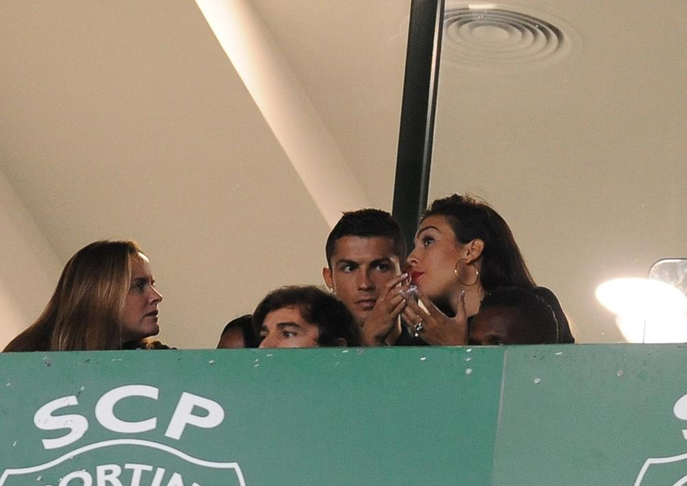 <p>Nakon što su se fudbaler i njegova trudna devojka pojavili na jednoj utakmici u Lisabonu, medijima je pažnju privukao interesantan detalj...</p>
