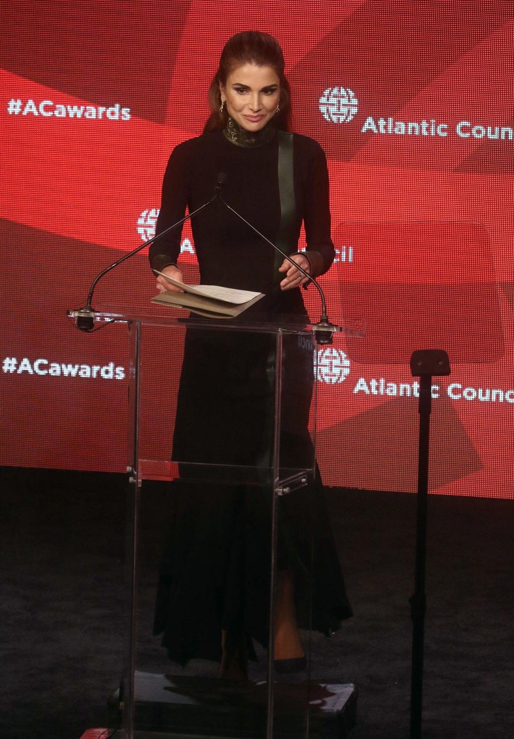 <p>Na<em> Atlantic Council Global Citizen</em> dodeli nagrada kraljica <strong>Ranija </strong>od Jordana dodelila jednu od najbitnijih kanadskom premijeru <strong>Džastinu</strong> <strong>Trudou</strong>. U svedenom, modernom izdanju, pojavljivanjem na ovakvoj svečanosti jedna od omiljenih lepotica kraljevskog sveta postala je i jedna od dama o kojima priča ceo Njujork.</p>
