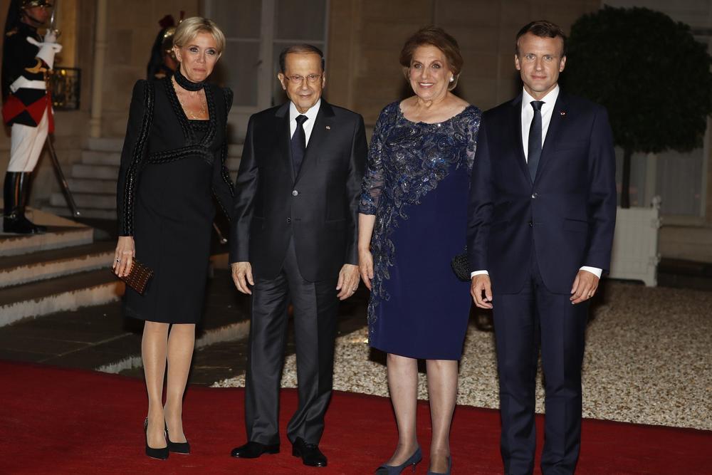 <p>Na svečanoj večeri organizovanoj u čast libanskom predsedniku <strong>Mišelu Aounu</strong>, prva dama Francuske <strong>Bridžit</strong> <strong>Makron </strong>zablistala je u crnoj haljini, ovoga puta, do kolena...</p>