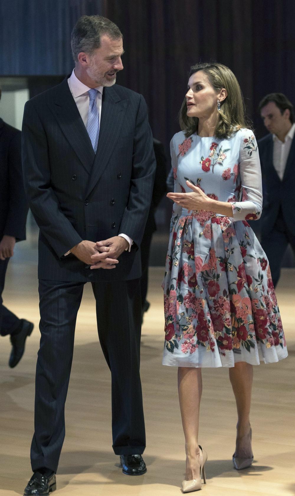 <p>Španska kraljica još jednom je izmamila udah modne zajednice svojom romantičnom odevnom kombinacijom, ali mnogi se smatraju da je <em>promašila </em>sezonu. Evo zašto greše!</p>