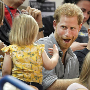 Njegova reakcija je još slađa od njenog postupka: Dvogodišnjakinja tokom cele utakmice krala kokice princu Hariju (VIDEO)