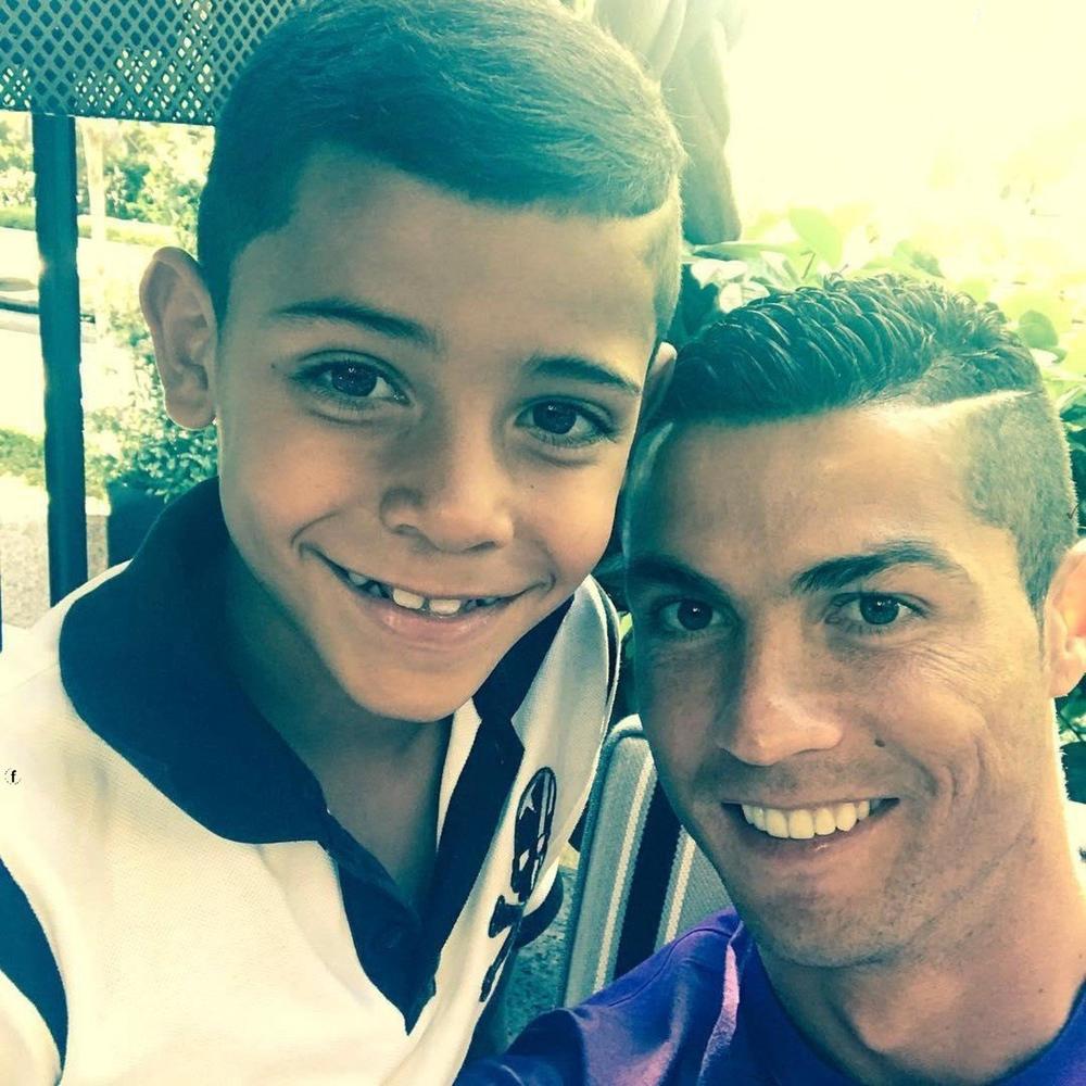 <p>Fudbaler Kristijano Ronaldo izgubio je oca pre 12 godina, a u ovoj fazi svog života trudi se da on sam bude savršen otac svojim mališanima.</p>