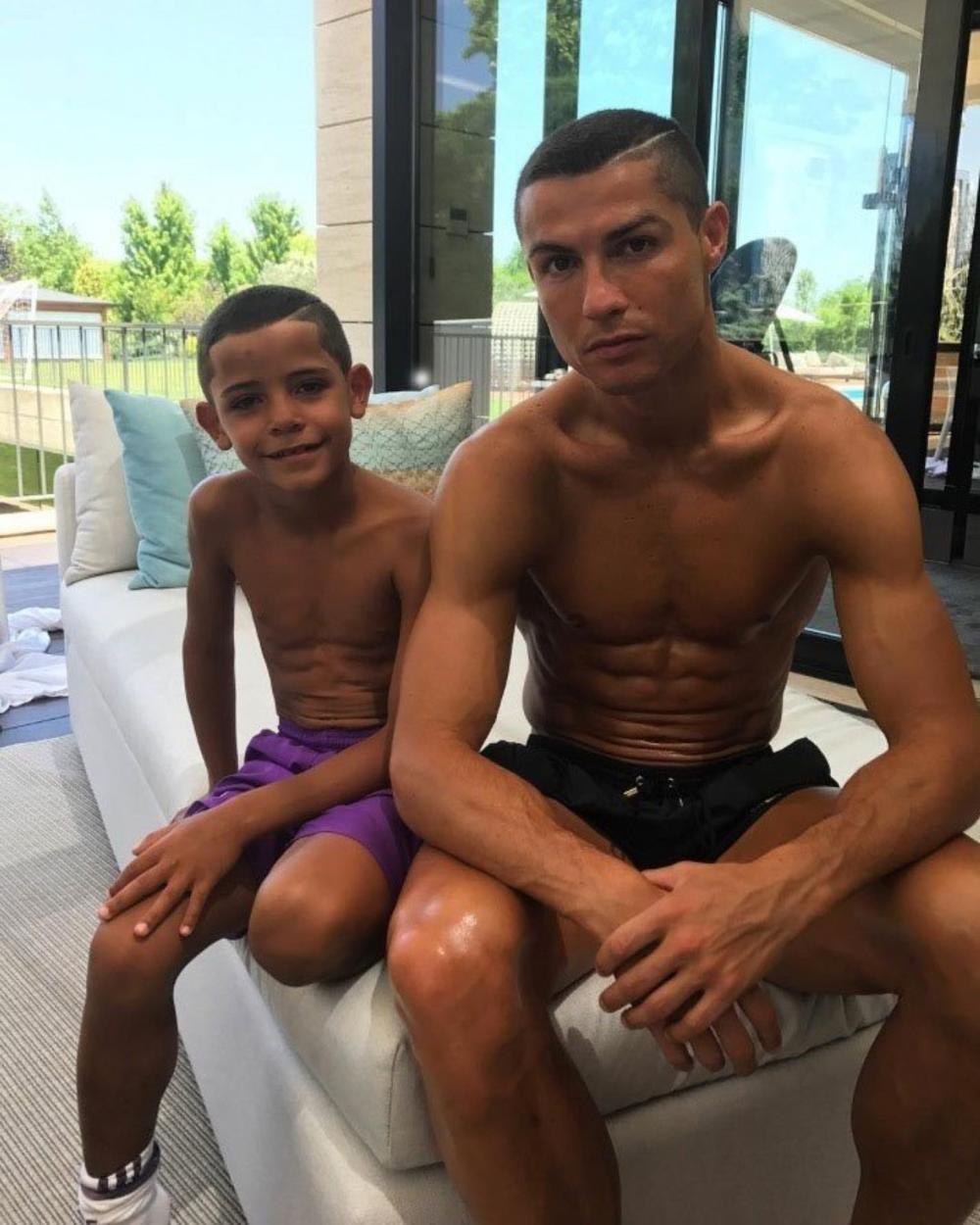 <p>Španska lepotica i portugalski fudbaler nedavno su dobili prvo zajedničko, a Ronaldovo četvrto dete.</p>