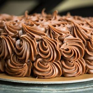 ODUŠEVITE PORODICU I PRIJATELJE: Omiljena torta sa čokoladom i lešnicima!