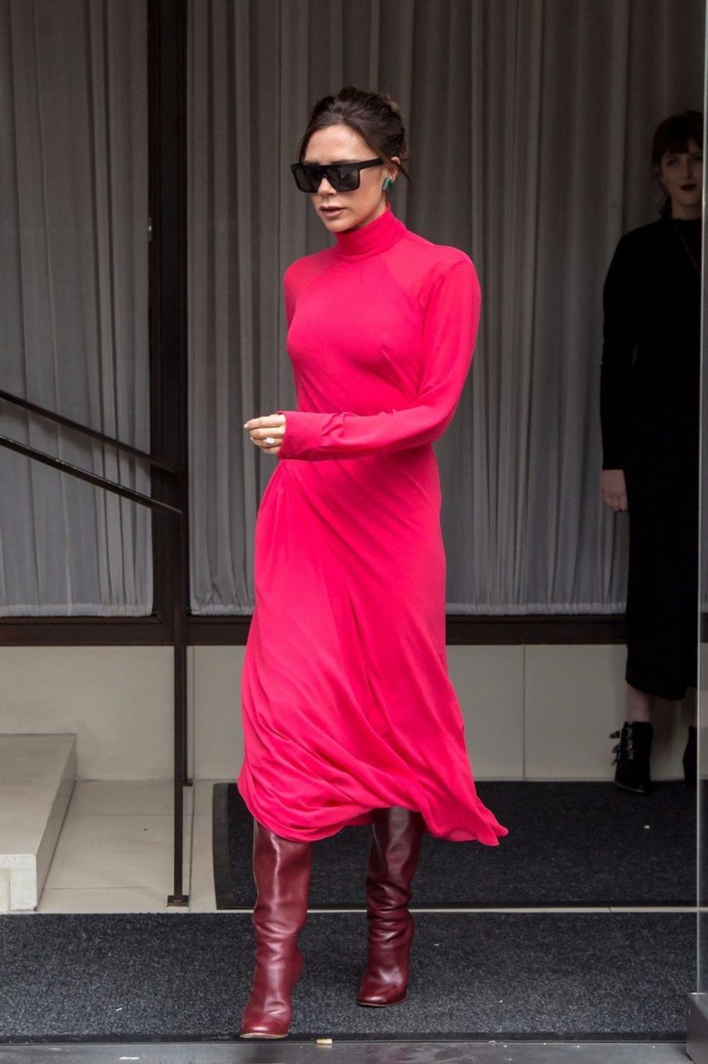 <p>Popularna dizajnerka i nekadašnja pevačica Viktorija Bekam ovih dana ima više razloga za brigu od toga kakav kroj i boju da odabere za svoje nove modne komade...</p>