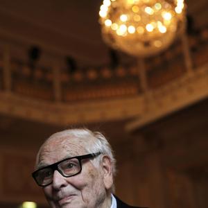 KAO ŠTO VIDITE TU SAM: Ima 97 godina, milione i jednu od najpoznatijih modnih kuća! (FOTO)