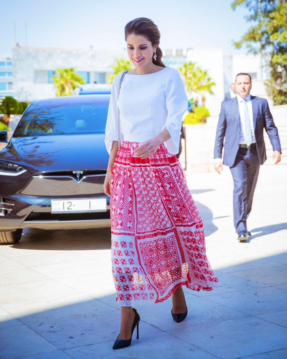 <p>Kraljica Ranija je uzor ženama širom sveta, njena lepota, stil, ali i samopouzdanje kojim zrači plane pažnju gde god da se pojavi.</p>