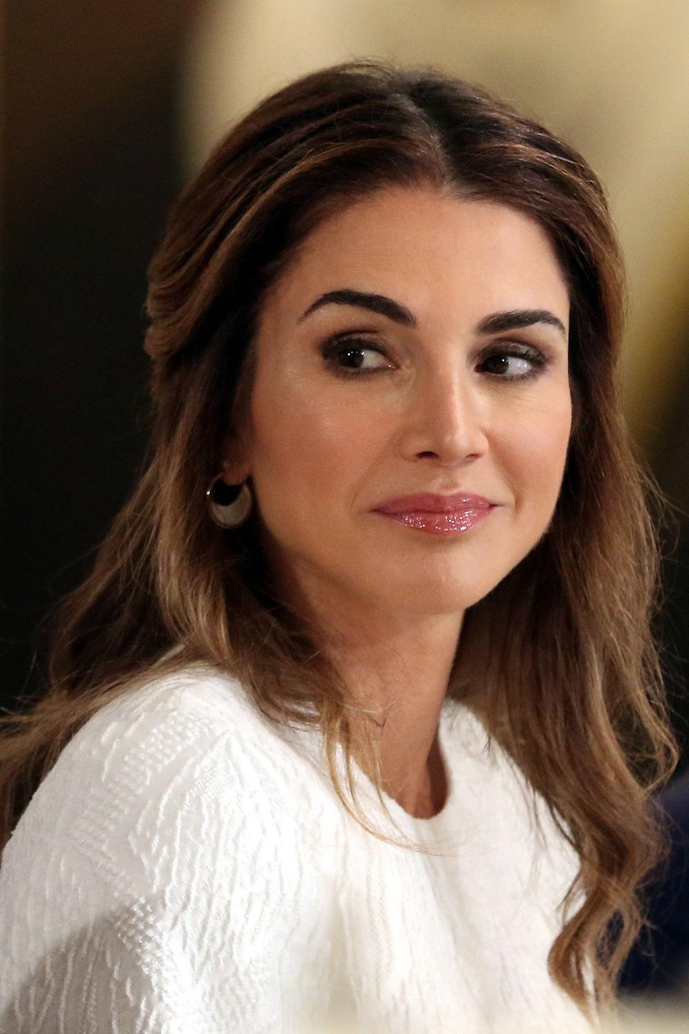 <p>Kraljica Ranija, supruga jordanskog kralja Abdulaha II, putem društvene mreže <em>Fejsbuk</em>, kroz dugo pismo na arapskom i engleskom jeziku odgovorila je na masovne kritike koje ovih dana pristižu na njen račun.</p>