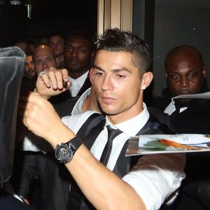 Trudna Heorhina očarala London: Ronaldo je sinoć proglašen za najboljeg na svetu, ali nije bio u centru pažnje (FOTO)