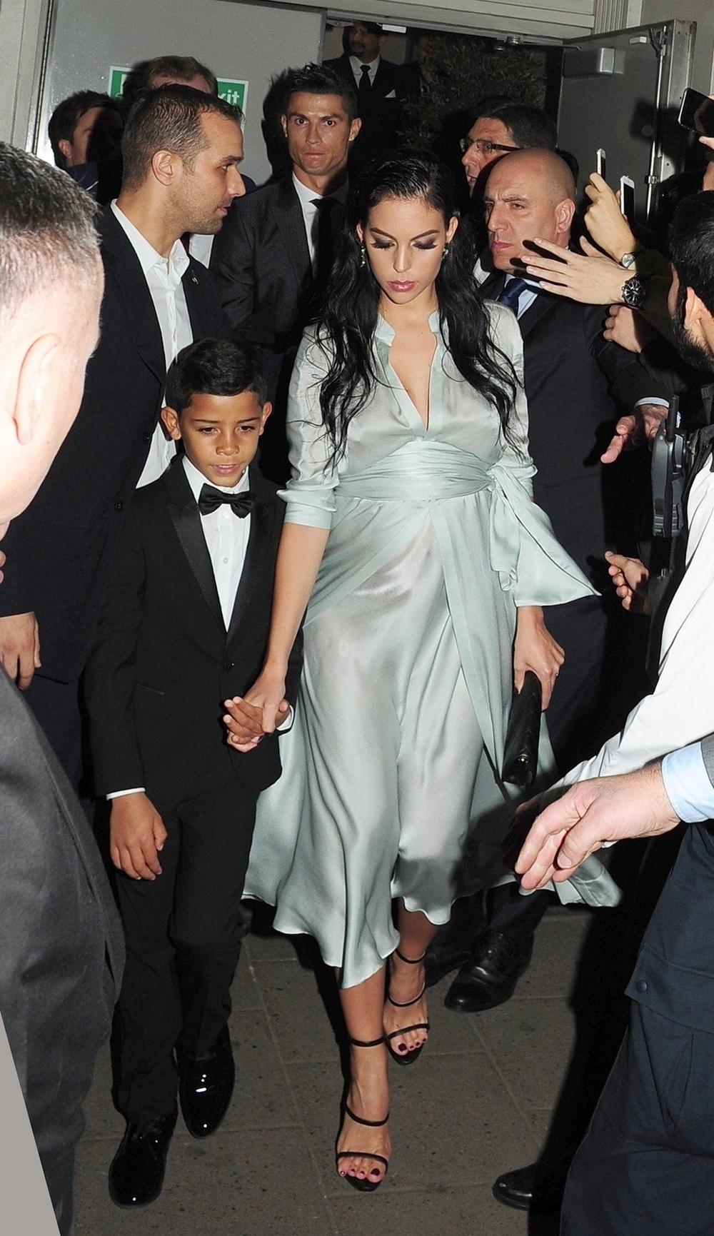 <p>Na sinoćnoj dodeli nagrada u organizaciji FIFA glavna zvezda večeri ponovo je bio <strong>Kristijano Ronaldo</strong>, ali malo ko je gledao njega...</p>