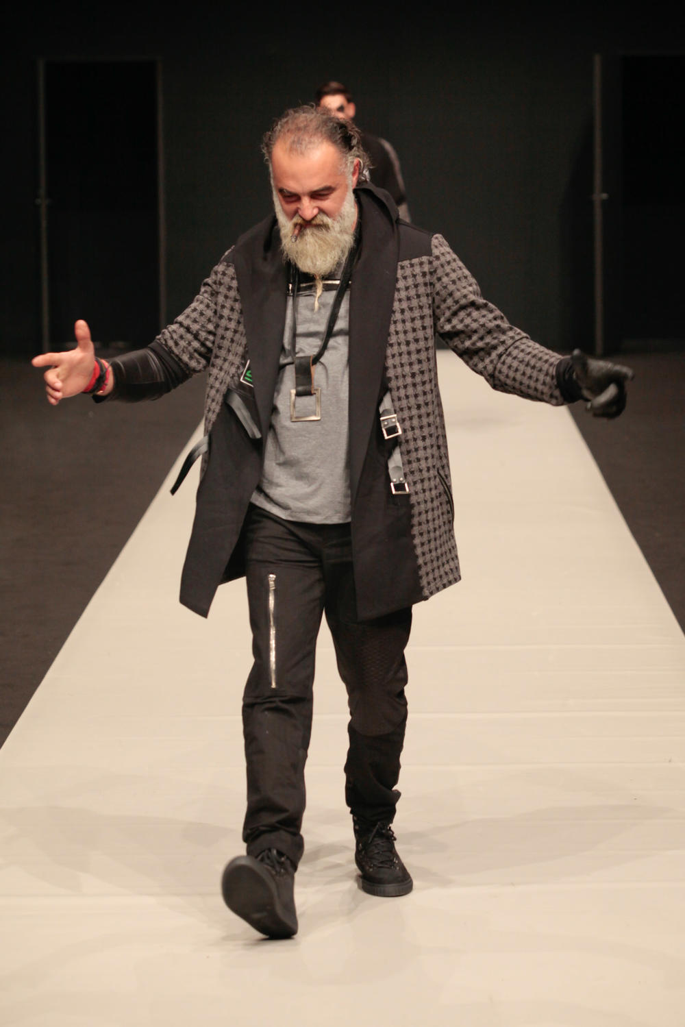 <p>Revijom Bate Spasojevića, "Rock Therapy", svečano je zatvoren 31. Fashion Selection. Boravak u Parizu, gradu svetlosti, mode, ljubavi i umetnosti, bio je velika inspiracija za nove modne kreacije jednog od najomiljenijih srpskih kreatora.</p>