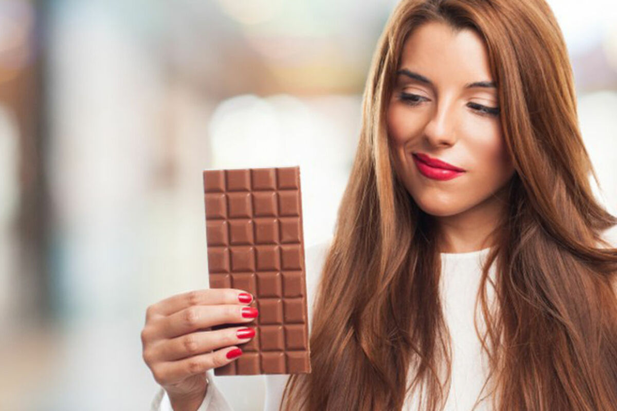 Эстер шоколадка. Девушка в шоколаде. Девушка с шоколадкой. Шоколадная девчонка. Красивая девушка с шоколадом.