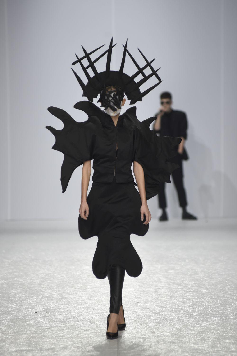 <p>Treće veče 42. Belgrade Fashion Week-a počelo je revijama istaknutih domaćih dizajnera okupljenih oko koncepta "Belgrade Design District Designers".</p>