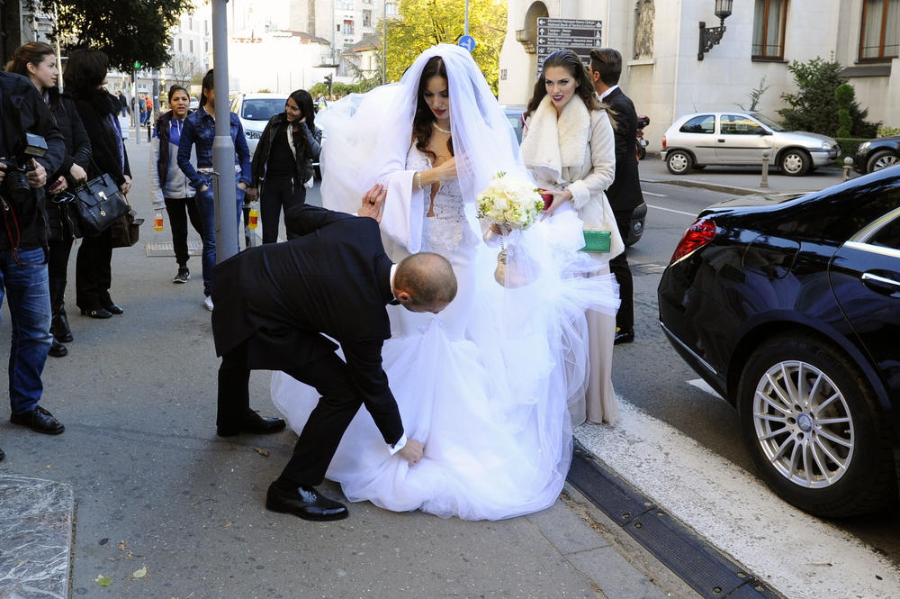 <p><strong>Tamara Nikolić</strong> i <strong>Simon Dekarić</strong> već dve godine žive pravu ljubavnu bajku koja je počela pažljivom pripremom spektakularnog venčanja.</p>