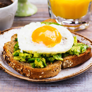 NI ULJE, NI MASLAC: Jaje na oko spremite na ovaj zanimljivi način — biće savršeno ukusno i mekano