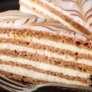Slatkiš čiji se ukus pamti: Napravite tortu od bele čokolade i lešnika (RECEPT)