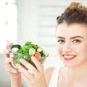 Ukoliko je salata vaša zdrava opcija za ručak izbegavajte ove dodatke koji idu uz povrće (FOTO)