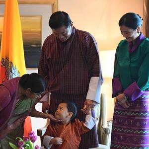 Mali butanski princ: Džigme pred kamerama zaigrao fudbal loptom koju je dobio na poklon - osvojio srca čitavog sveta (FOTO, VIDEO)