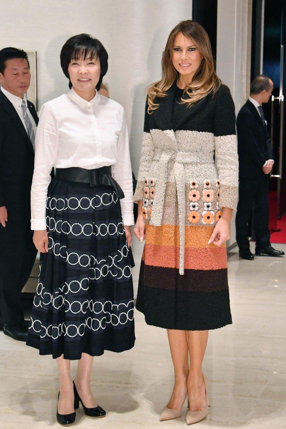 <p>Samo za najveće modne sladokusce - sve odevne kombinacije koje je prva dama Amerike birala za azijsku turneju na jednom mestu!</p>