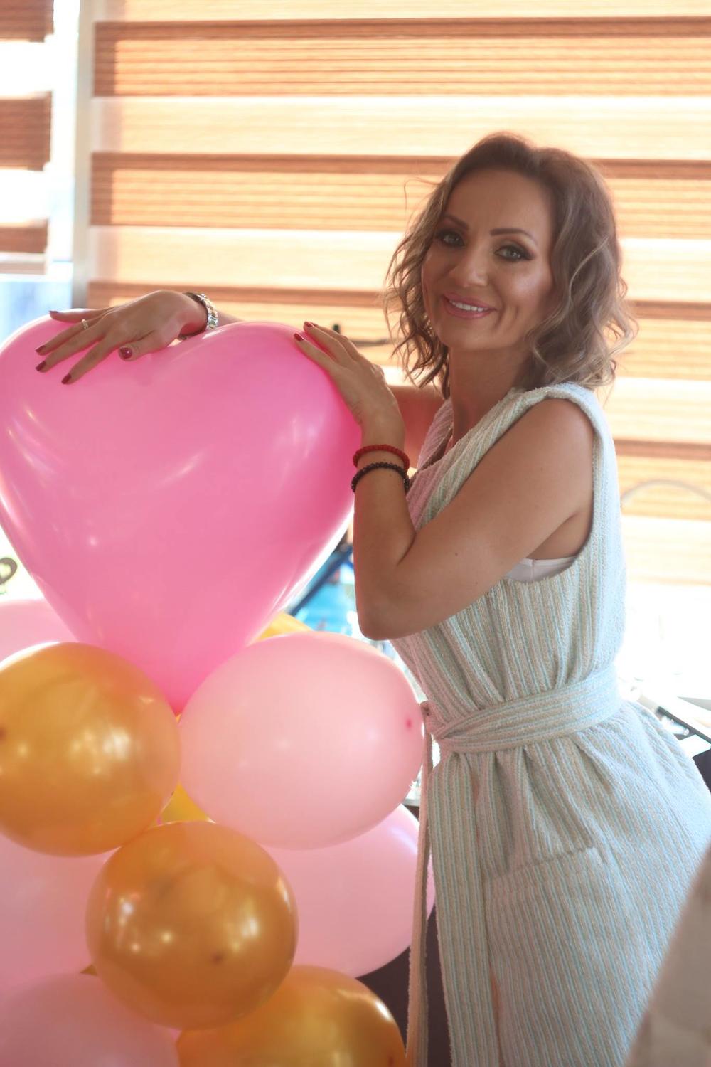 <p>Popularno televizijsko lice <strong>Irena Atanasković Hrnjak</strong> u jednom beogradskom restoranu proslavila je svoj rođendan u društvu mnogobrojnih kolega i prijatelja.</p>