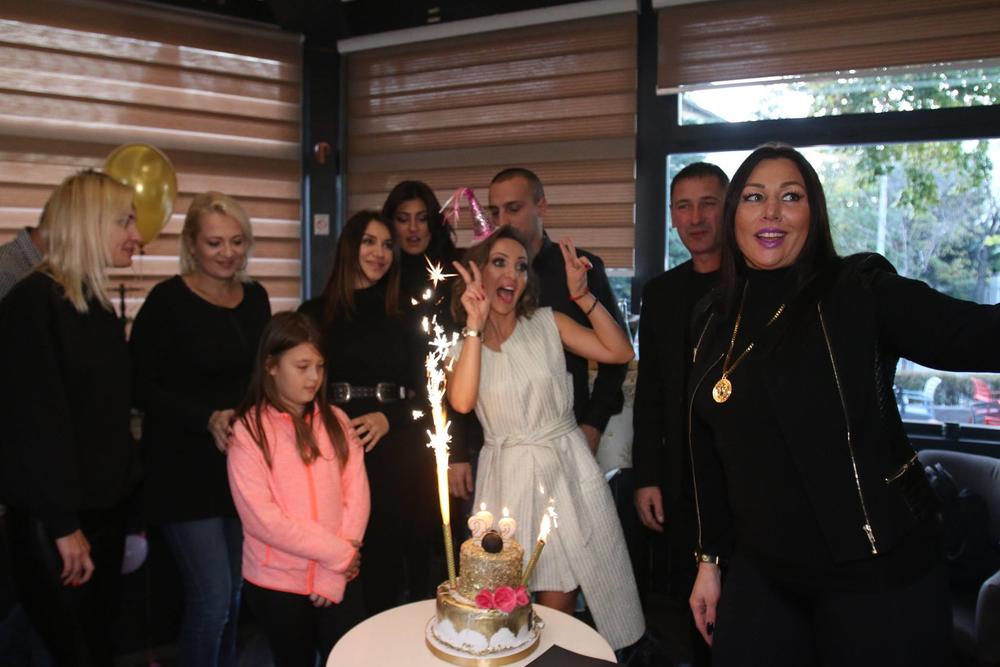 <p>Popularno televizijsko lice <strong>Irena Atanasković Hrnjak</strong> u jednom beogradskom restoranu proslavila je svoj rođendan u društvu mnogobrojnih kolega i prijatelja.</p>