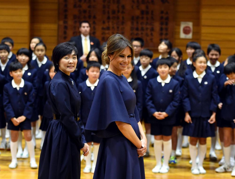 <p>Čim su predsednik SAD <strong>Donald Tramp</strong> i njegova prva dama sleteli u Japan, sve oči modne javnosti bile su uprte u kombinacije koje će nam Melanija pokazati.</p>