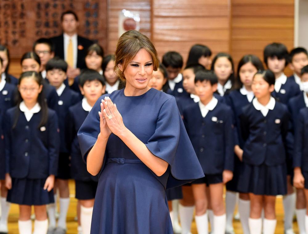 <p>Čim su predsednik SAD <strong>Donald Tramp</strong> i njegova prva dama sleteli u Japan, sve oči modne javnosti bile su uprte u kombinacije koje će nam Melanija pokazati.</p>
