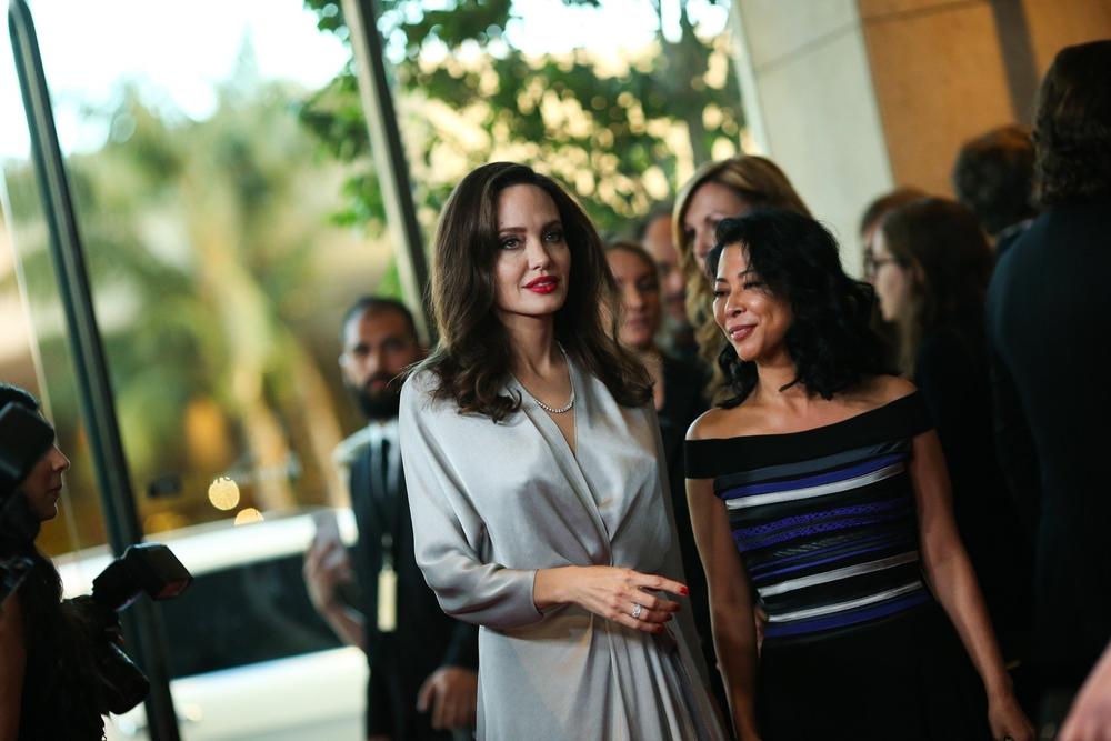 <p>Četrdesetdvogodišnja glumica prisustvovala je sinoć svečanoj dodeli holivudskih filmskih nagrada u nestvarnoj haljini srebrne boje.</p>