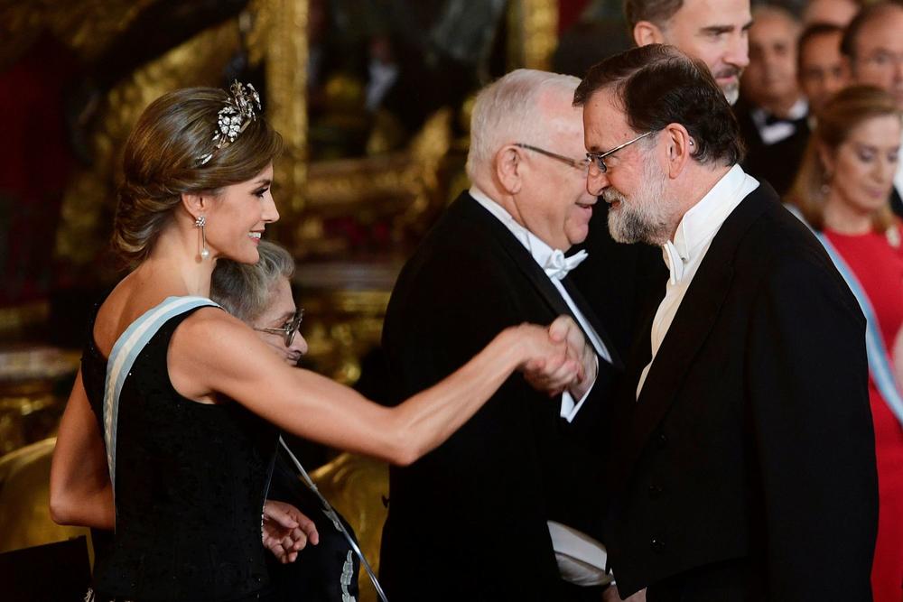 <p>Samo u godini na izmaku, suprugu španskog kralja Felipea videli smo u haljini koja košta 6.000 dinara, bluzi vrednoj tridesetak evra i mnogim drugim pristupačnim komadima - i uvek je izgledala savršeno!</p>