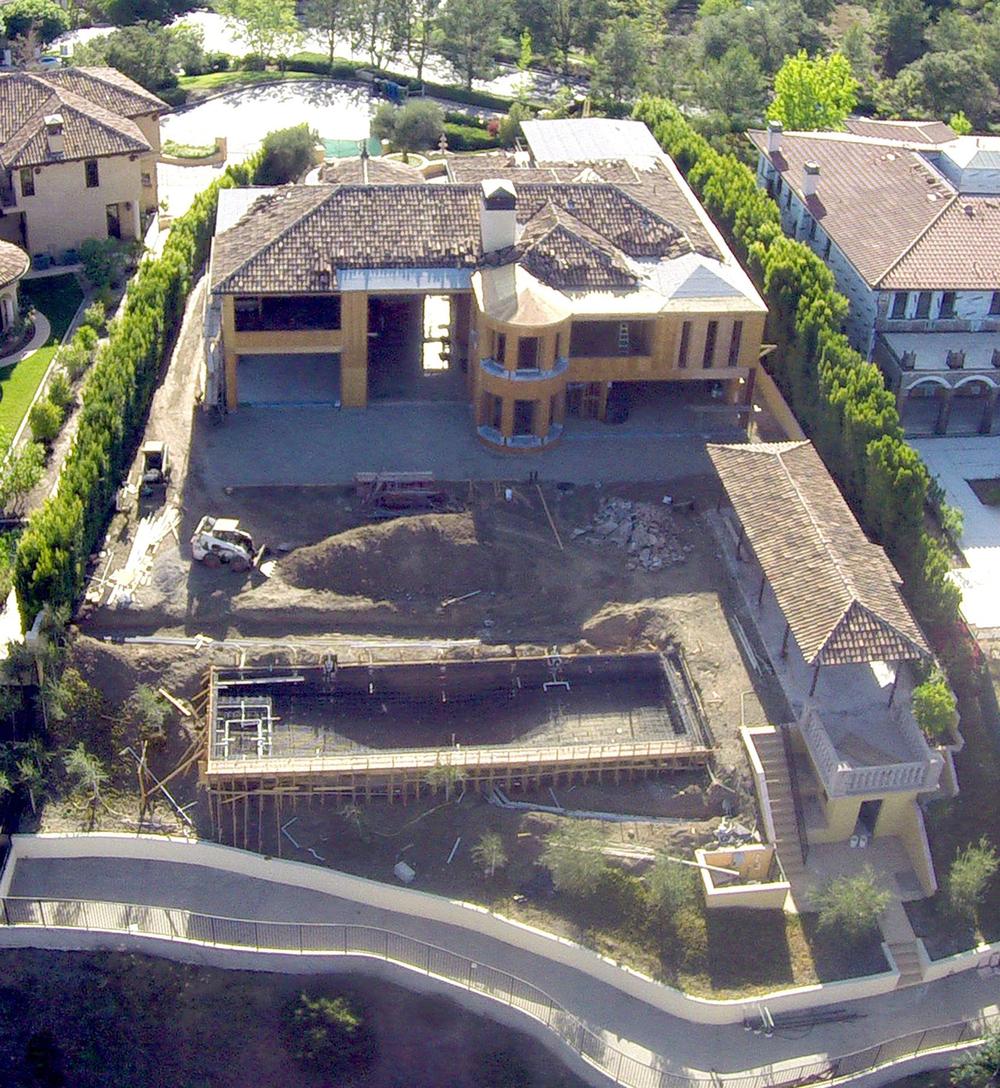 <p>Reper <strong>Kanje Vest</strong> i njegova supruga <strong>Kim Kardašijan </strong>odlučili su da luksuzni dom u kom žive zamene novim, a američku javnost zapanjila je cena po kojoj su prodali svoju velelepnu vilu.</p>