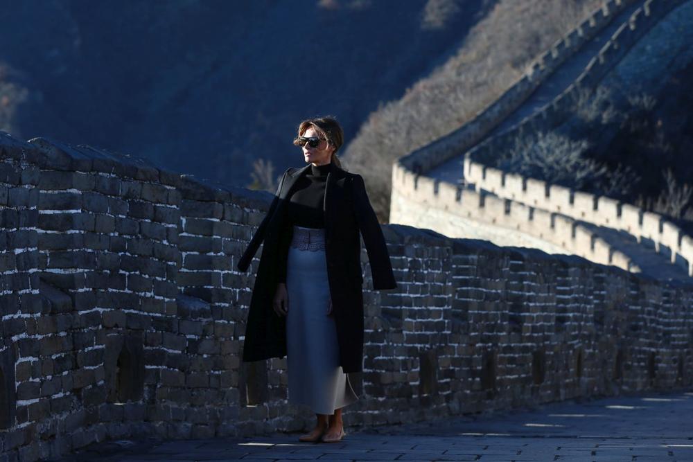 <p>Otkad su predsednik SAD Donald Tramp i njegova supruga stigli u Aziju, Melanija nas svakog dana oduševljava novim autfitom. Međutim, ono što je spremila za posetu čuvenom Velikom zidu zaista je posebno!</p>