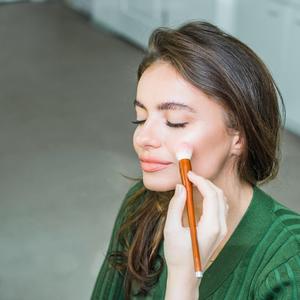 Make-up trikovi: Kako da vam obrazi izgledaju uže