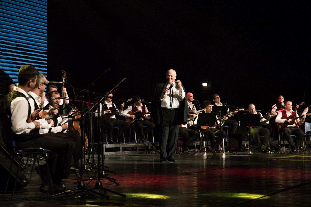 <p><strong>Zvonko Bogdan </strong>u subotu uveče održao je koncert pred ispunjenom velikom dvoranom Sava centra, gde je sa svojim tamburašima priredio Beograđanima muzičko putovanje "od Visokih Tatri i Karpata do Balkana".</p>
