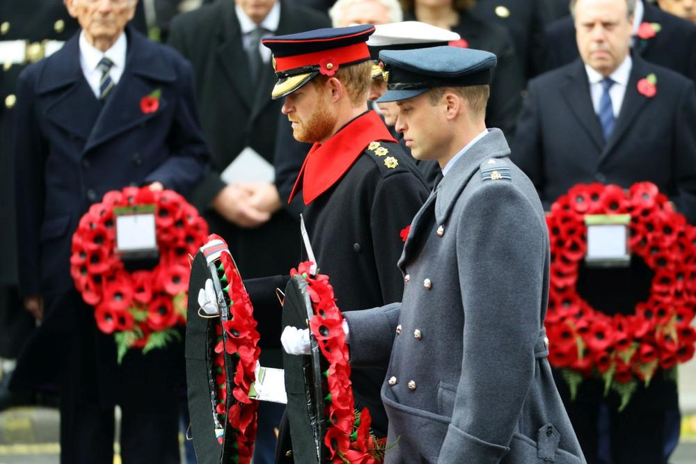 <p><em>Nestašni princ </em>je na Dan primirja s bratom Vilijamom odao počast žrtvama Prvog svetskog rata. Na ceremoniji je bio u vojnoj uniformi, ali jedan detalj je svima zapao za oko.</p>